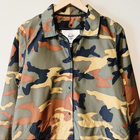 Herschel NWT Women’s Voyage Long Coach Jacket Woodland Camo Print Size Medium - Picture 2 of 15